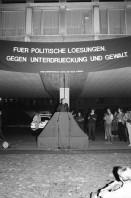 Image of sheet 19800460 photo 23: Anti AKW Antiatom Atommüll -Probelagerung Protest der POCH im Shopville Hauptbahnhof Zürich gegen Kernkraftwerke und Nagra. Am Helvetiaplatz Kundgebung mit Helmut Hubacher und Roman Brodmann unter Transparent 'Für politische Lösungen gegen Unterdrückung und Gewalt' Olivia und Thomas Krempke. Polizeitheater Ulli Richter POZ im Volkshaus. 

Jugendbewegung Bewegig AJZ Zürcher Jugendunruhen Demonstrationen
