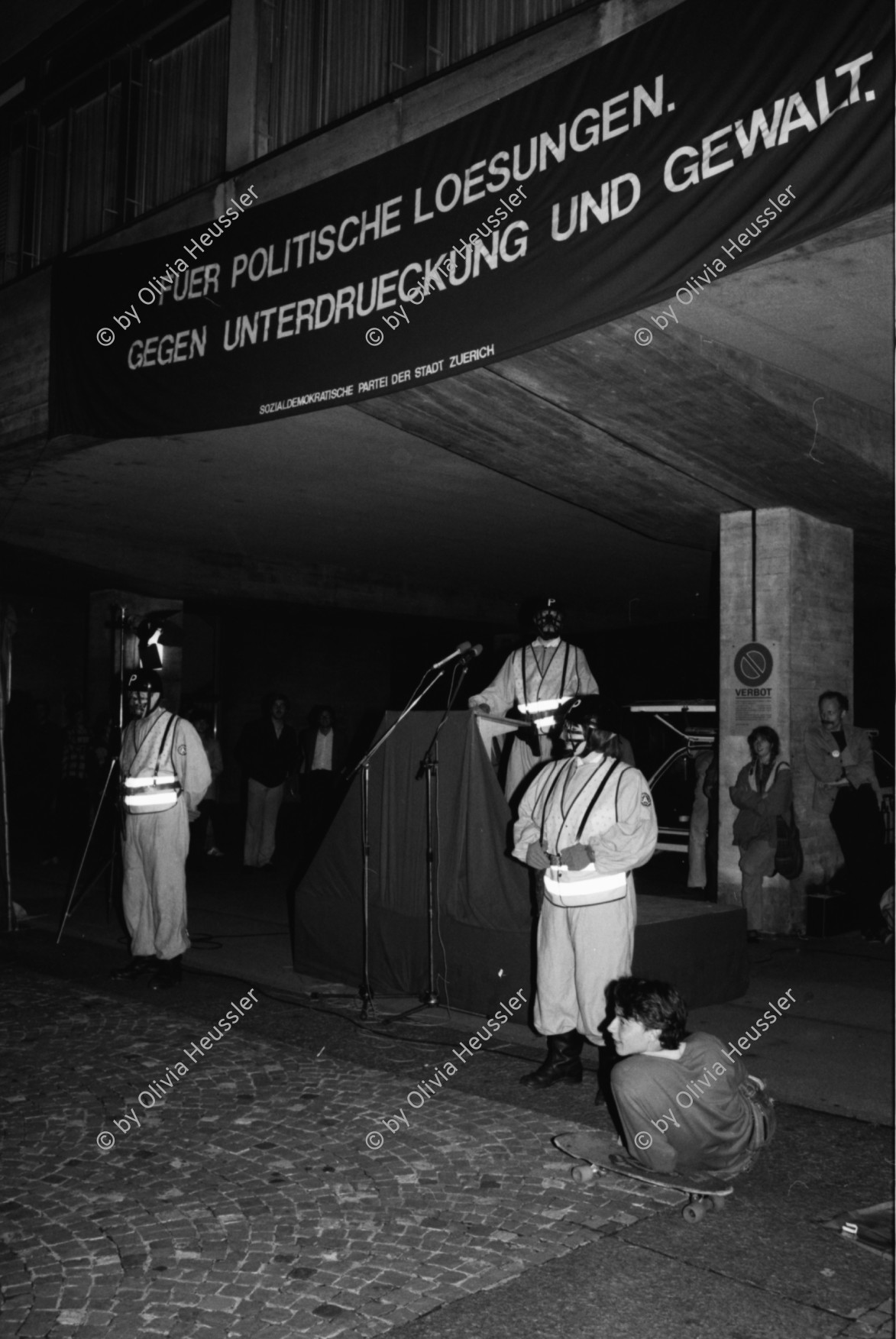 Image of sheet 19800460 photo 28: Anti AKW Antiatom Atommüll -Probelagerung Protest der POCH im Shopville Hauptbahnhof Zürich gegen Kernkraftwerke und Nagra. Am Helvetiaplatz Kundgebung mit Helmut Hubacher und Roman Brodmann unter Transparent 'Für politische Lösungen gegen Unterdrückung und Gewalt' Olivia und Thomas Krempke. Polizeitheater Ulli Richter POZ im Volkshaus. 

Jugendbewegung Bewegig AJZ Zürcher Jugendunruhen Demonstrationen