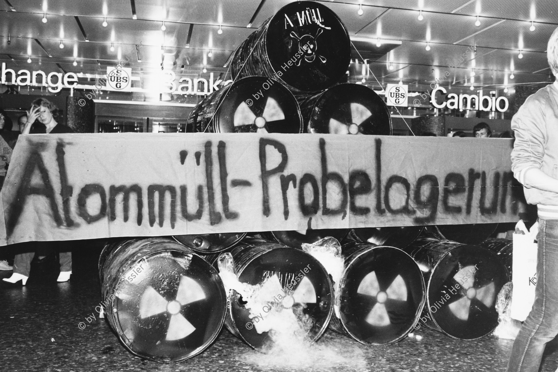 Image of sheet 19800460 photo 3: Anti AKW Antiatom Atommüll -Probelagerung Protest Aktion der POCH im Shopville Hauptbahnhof Zürich gegen Kernkraftwerke und Nagra. √