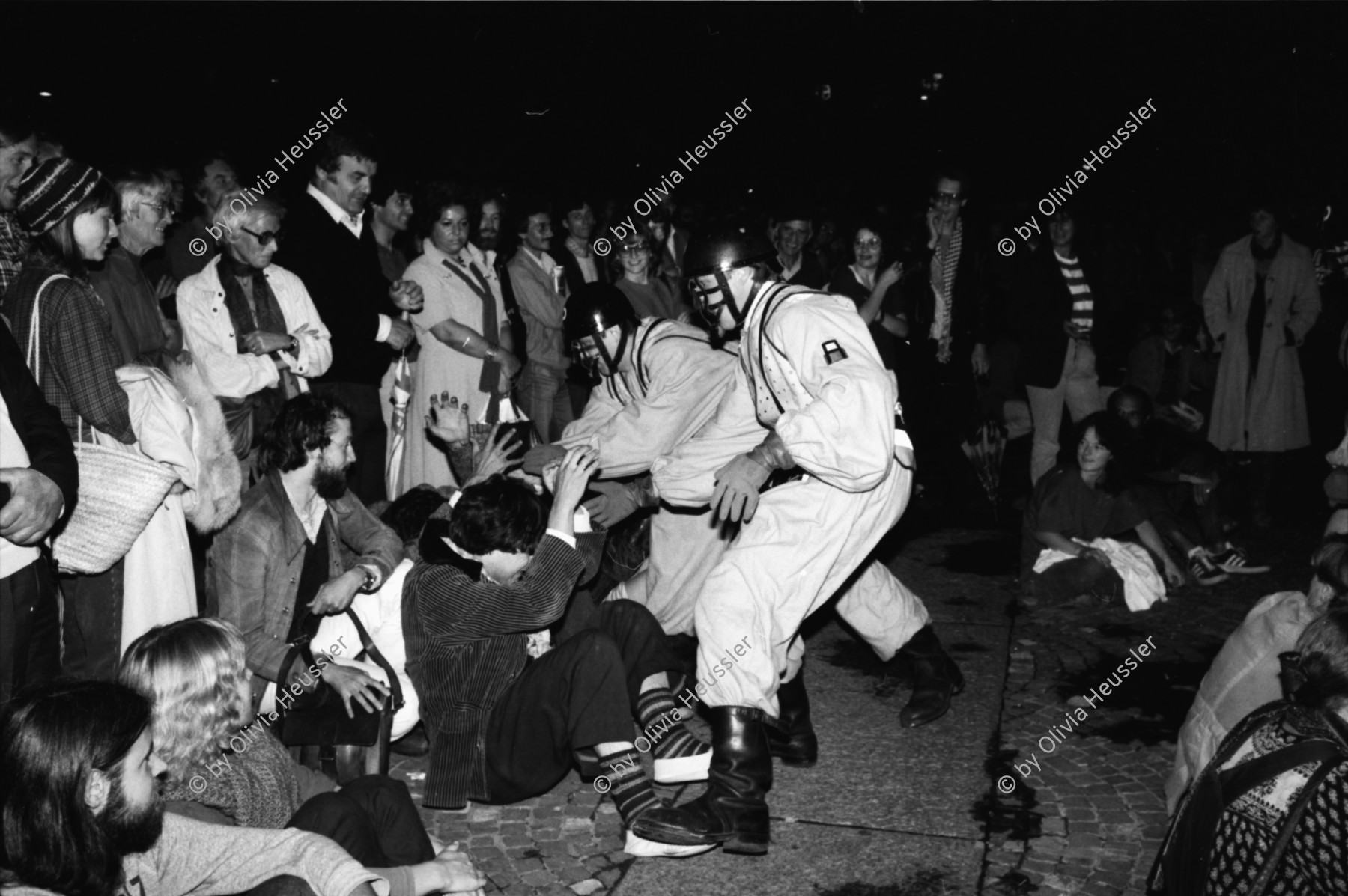 Image of sheet 19800460 photo 30: Anti AKW Antiatom Atommüll -Probelagerung Protest der POCH im Shopville Hauptbahnhof Zürich gegen Kernkraftwerke und Nagra. Am Helvetiaplatz Kundgebung mit Helmut Hubacher und Roman Brodmann unter Transparent 'Für politische Lösungen gegen Unterdrückung und Gewalt' Olivia und Thomas Krempke. Polizeitheater Ulli Richter POZ im Volkshaus. 

Jugendbewegung Bewegig AJZ Zürcher Jugendunruhen Demonstrationen