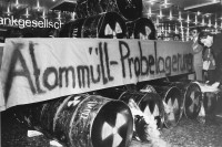 Image of sheet 19800460 photo 5: Anti AKW Antiatom Atommüll -Probelagerung Protest der POCH im Shopville Hauptbahnhof Zürich gegen Kernkraftwerke und Nagra. √