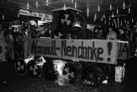 Image of sheet 19800460 photo 7: Anti AKW Antiatom Atommüll -Probelagerung Protest der POCH im Shopville Hauptbahnhof Zürich gegen Kernkraftwerke und Nagra. Am Helvetiaplatz Kundgebung mit Helmut Hubacher und Roman Brodmann unter Transparent 'Für politische Lösungen gegen Unterdrückung und Gewalt' Olivia und Thomas Krempke. Polizeitheater Ulli Richter POZ im Volkshaus. 

Jugendbewegung Bewegig AJZ Zürcher Jugendunruhen Demonstrationen