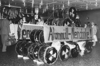 Image of sheet 19800460 photo 8: Anti AKW Antiatom Atommüll -Probelagerung Protest der POCH im Shopville Hauptbahnhof Zürich gegen Kernkraftwerke und Nagra. √