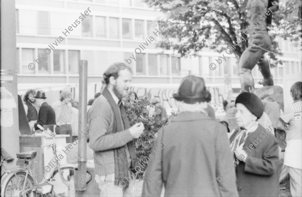 Image of sheet 19800471 photo 11: Protestaktion gegen Wohnungsnot am Werdmühleplatz in Zürich 1980. Jugendbewegung Bewegig Zürcher Jugendunruhen Demonstrationen Protest Youth movement