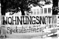 Image of sheet 19800471 photo 13: Wohnungsnot Demonstration am Zügel Tag. 01.10.1980  am Werdmühleplatz vor Städtische Zürich Liegenschaftsverwaltung. Zügeltag. Transparent. Wohnungsnot Spekulantenbrot
Jugendbewegung Bewegig AJZ Zürcher Jugendunruhen Demonstrationen 
Yout movement Zürich 1980 √