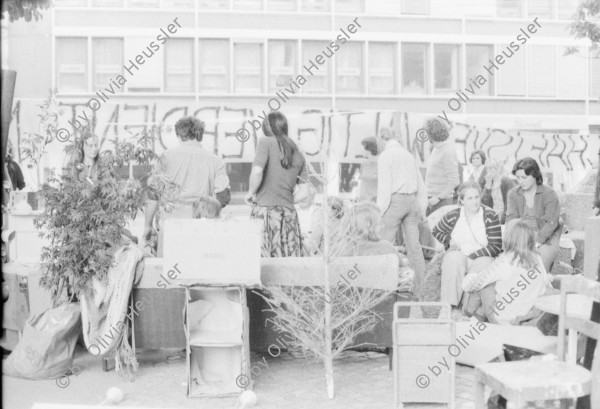 Image of sheet 19800471 photo 16: Protestaktion gegen Wohnungsnot am Werdmühleplatz in Zürich 1980. Jugendbewegung Bewegig Zürcher Jugendunruhen Demonstrationen Protest Youth movement