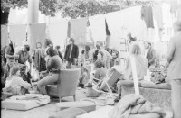 Image of sheet 19800471 photo 17: Protestaktion gegen Wohnungsnot am Werdmühleplatz in Zürich 1980. Jugendbewegung Bewegig Zürcher Jugendunruhen Demonstrationen Protest Youth movement
