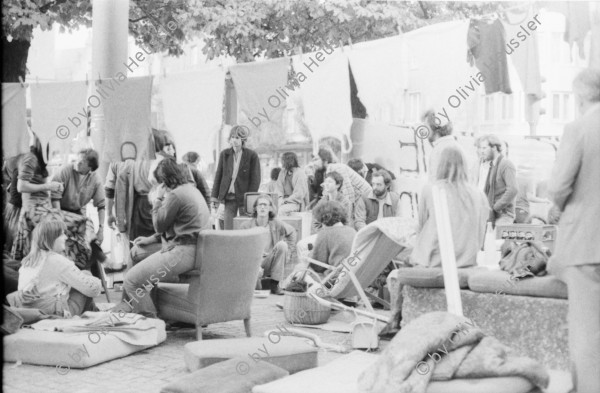 Image of sheet 19800471 photo 17: Protestaktion gegen Wohnungsnot am Werdmühleplatz in Zürich 1980. Jugendbewegung Bewegig Zürcher Jugendunruhen Demonstrationen Protest Youth movement