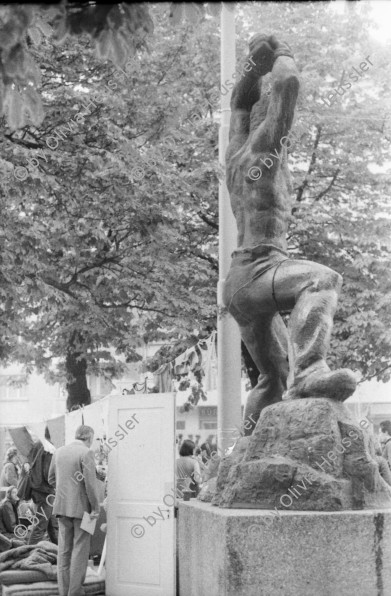 Image of sheet 19800471 photo 18: Performance gegen Wohnungsnot am Werdmühleplatz in Zürich 1980. Jugendbewegung Bewegig Zürcher Jugendunruhen Demonstrationen Protest Youth movement Arbeiterdenkmal