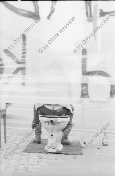 Image of sheet 19800471 photo 19: Jugendliche während einer Performance gegen Wohnungsnot am Werdmühleplatz in Zürich 1980. Jugendbewegung Bewegig Zürcher Jugendunruhen Demonstrationen Protest Youth movement