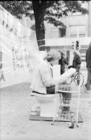 Image of sheet 19800471 photo 20: Jugendliche während einer Performance gegen Wohnungsnot am Werdmühleplatz in Zürich 1980. Jugendbewegung Bewegig Zürcher Jugendunruhen Demonstrationen Protest Youth movement