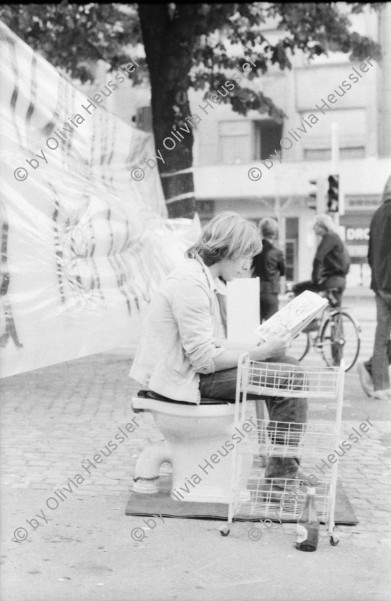 Image of sheet 19800471 photo 20: Jugendliche während einer Performance gegen Wohnungsnot am Werdmühleplatz in Zürich 1980. Jugendbewegung Bewegig Zürcher Jugendunruhen Demonstrationen Protest Youth movement