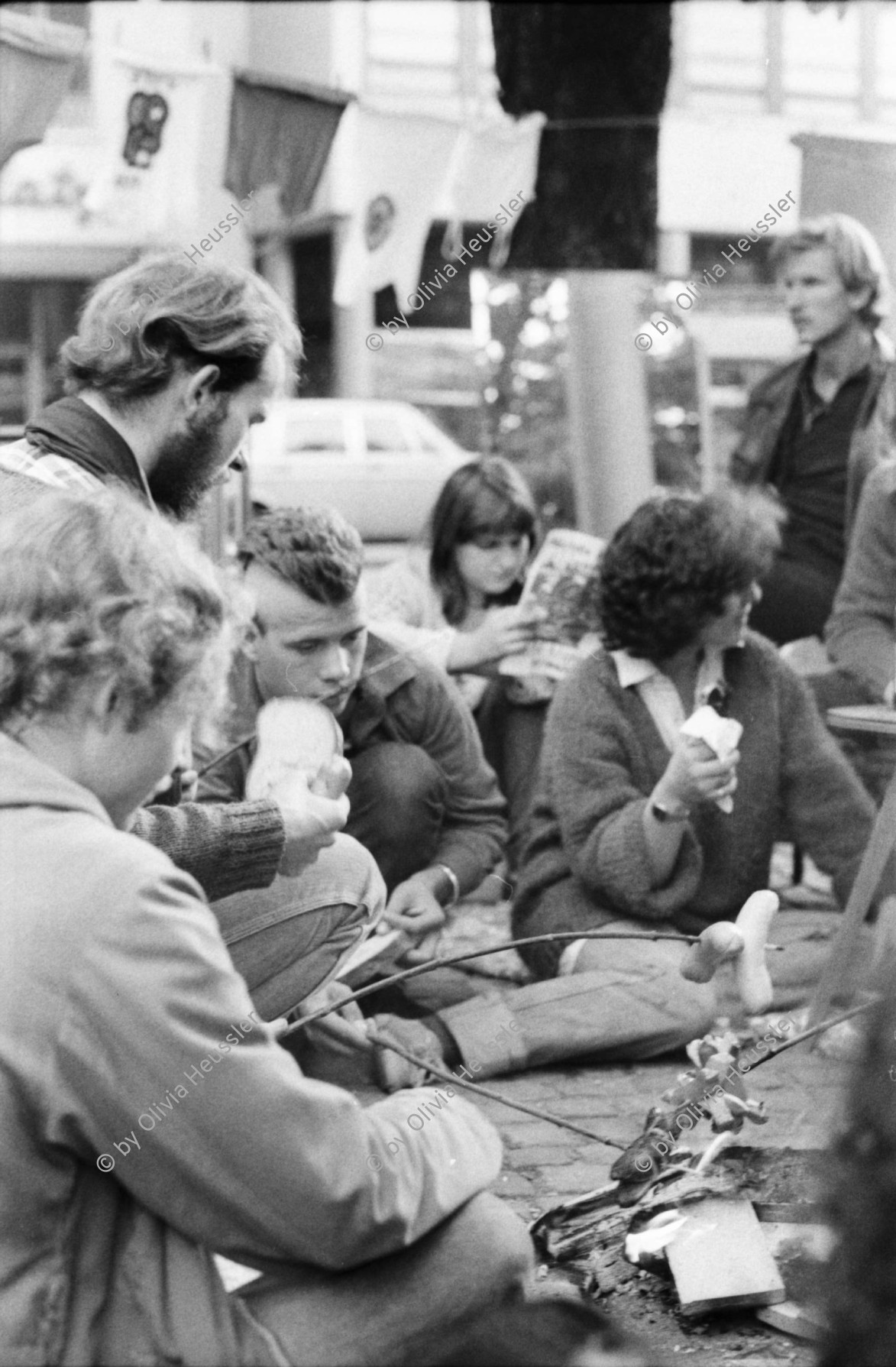 Image of sheet 19800471 photo 24: Wohnungsnot Demonstration am Zügel Tag. 01.10.1980 am Werdmühleplatz vor Städtische Zürich Liegenschaftsverwaltung. Zügeltag. Transparent. Wohnungsnot Spekulantenbrot
Jugendbewegung Bewegig AJZ Zürcher Jugendunruhen Demonstrationen
Yout movement Zürich 1980 √ Mit Protest Cervelatbraten.
Zürich Youth movement protest 1980
Servelat Wurst Sausage