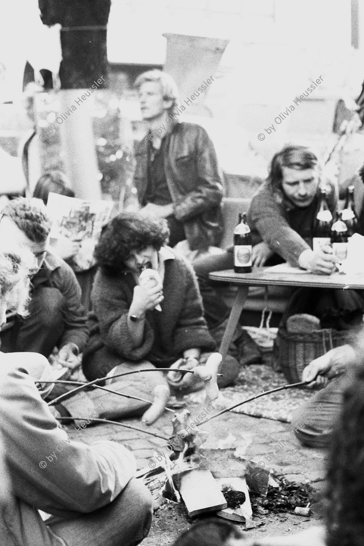 Image of sheet 19800471 photo 25: Wohnungsnot Demonstration am Zügel Tag. 01.10.1980  am Werdmühleplatz vor Städtische Zürich Liegenschaftsverwaltung. Zügeltag. Transparent. Wohnungsnot Spekulantenbrot
Jugendbewegung Bewegig AJZ Zürcher Jugendunruhen Demonstrationen 
Yout movement Zürich 1980 √ Mit Protest Cervelatbraten. 
Zürich Youth movement protest 1980
Koni Stocker