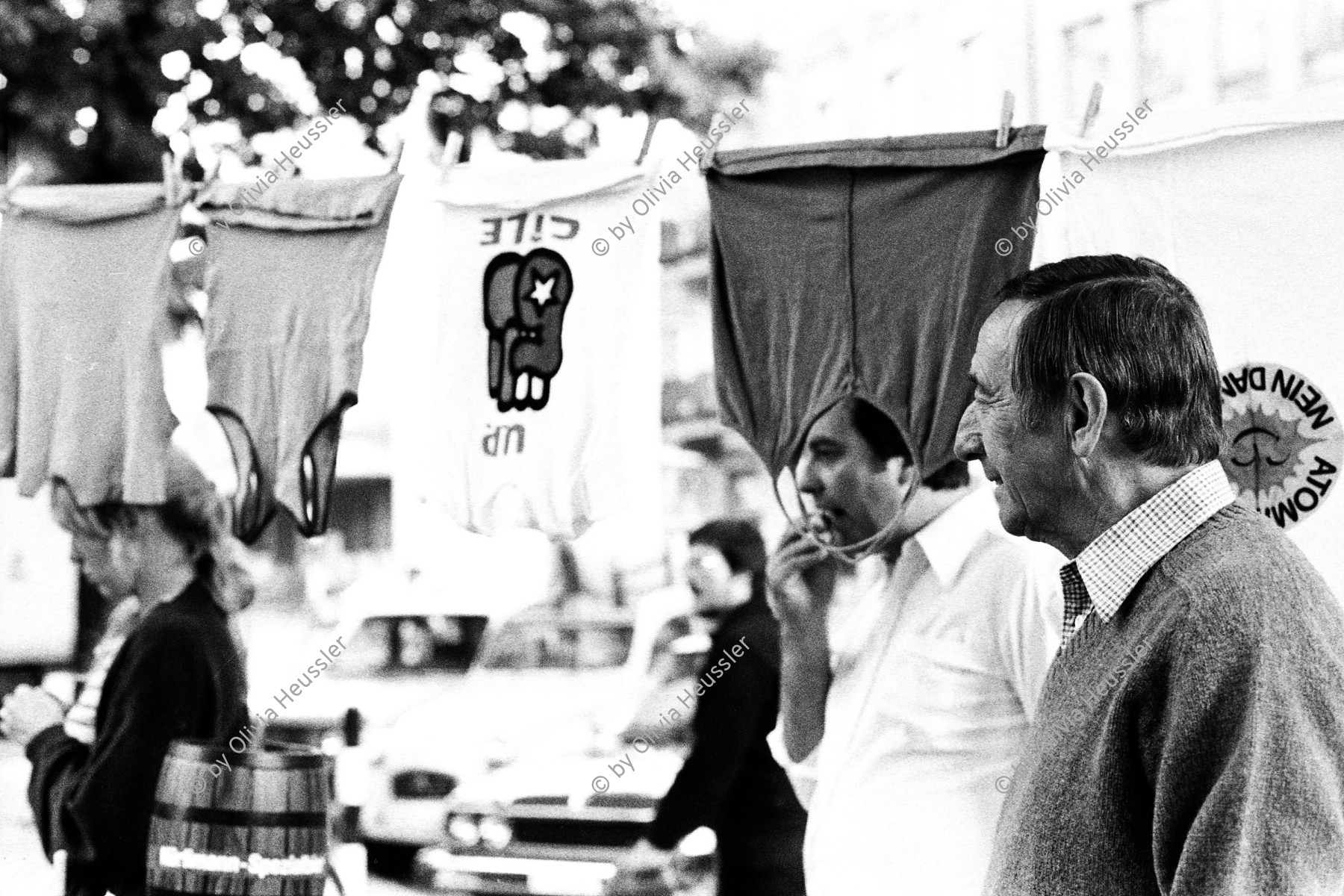 Image of sheet 19800471 photo 27: Wohnungsnot Demonstration am Zügel Tag. 01.10.1980  am Werdmühleplatz vor Städtische Zürich Liegenschaftsverwaltung. Zügeltag. Transparent. Wohnungsnot Spekulantenbrot
Jugendbewegung Bewegig AJZ Zürcher Jugendunruhen Demonstrationen 
Yout movement Zürich 1980 √
Junger Mann mit Leiterwagen. Mütter mit Kind in Kinderwagen. Atomkraft Nein Danke Kleber an Citroén DX.
Wohnungsnot Spekulantenbrot Besetzung und Demonstration gegen Wohnungsnot auf dem Wermühleplatz vor dem Restaurant Cooperativo und der städtischen Liegenschaftsabteilung Mütter mit Kindern Atomstrom nein danke
Jugendbewegung Bewegig AJZ Zürcher Jugendunruhen Demonstrationen