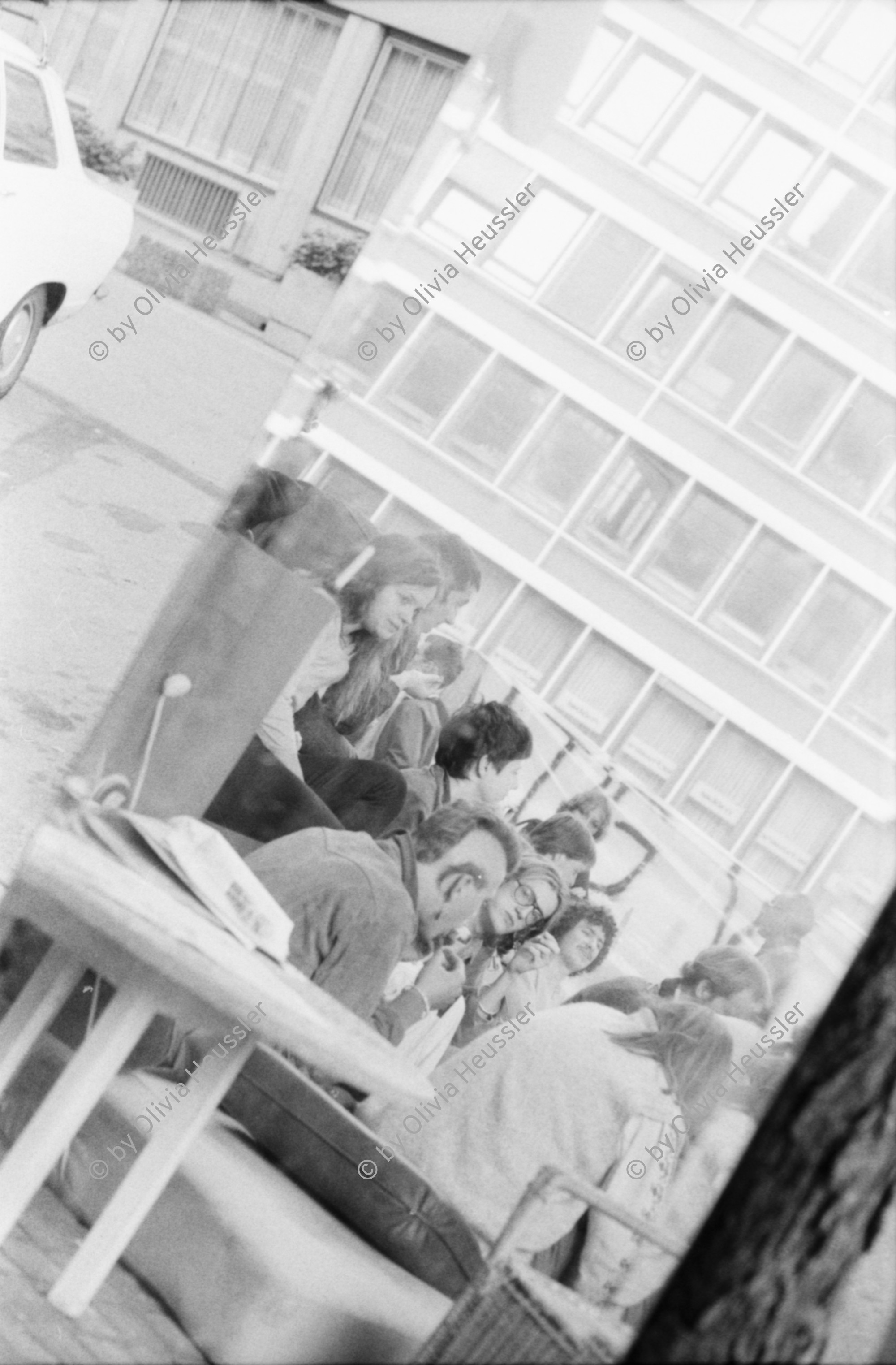 Image of sheet 19800471 photo 28: Während einer Performance gegen Wohnungsnot am Werdmühleplatz. Zürich 1980 Jugendbewegung Bewegig Zürcher Jugendunruhen Demonstrationen Protest Youth movement 
u.a. Marco Morgenthaler