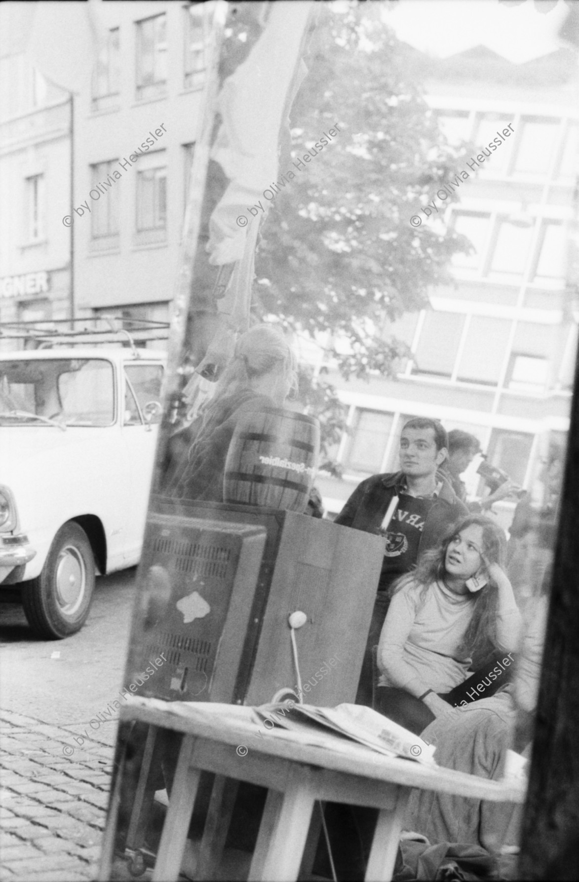 Image of sheet 19800471 photo 31: Wohnungsnot Demo am Zügel Tag. 01.10. am Werdmühleplatz vor Stadt Zürich Liegenschaftsverwaltung. Zügeltag. Transparent. Junger Mann mit Leiterwagen. Mütter mit Kind in Kinderwagen. Atomkraft Nein Danke Kleber an Citroén DX.
Wohnungsnot Spekulantenbrot Besetzung und Demonstration gegen Wohnungsnot auf dem Wermühleplatz vor dem Restaurant Cooperativo und der städtischen Liegenschaftsabteilung Mütter mit Kindern Koni Stocker Atomstrom nein danke
Jugendbewegung Bewegig AJZ Zürcher Jugendunruhen Demonstrationen Protest Youth movement 1980