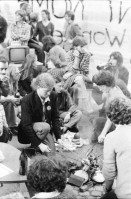 Image of sheet 19800471 photo 32: Wohnungsnot Demo am Zügel Tag. 01.10. am Werdmühleplatz vor Stadt Zürich Liegenschaftsverwaltung. Zügeltag. Transparent. Junger Mann mit Leiterwagen. Mütter mit Kind in Kinderwagen. Atomkraft Nein Danke Kleber an Citroén DX.
Wohnungsnot Spekulantenbrot Besetzung und Demonstration gegen Wohnungsnot auf dem Wermühleplatz vor dem Restaurant Cooperativo und der städtischen Liegenschaftsabteilung Mütter mit Kindern Koni Stocker Atomstrom nein danke
Jugendbewegung Bewegig AJZ Zürcher Jugendunruhen Demonstrationen Protest Youth movement 1980