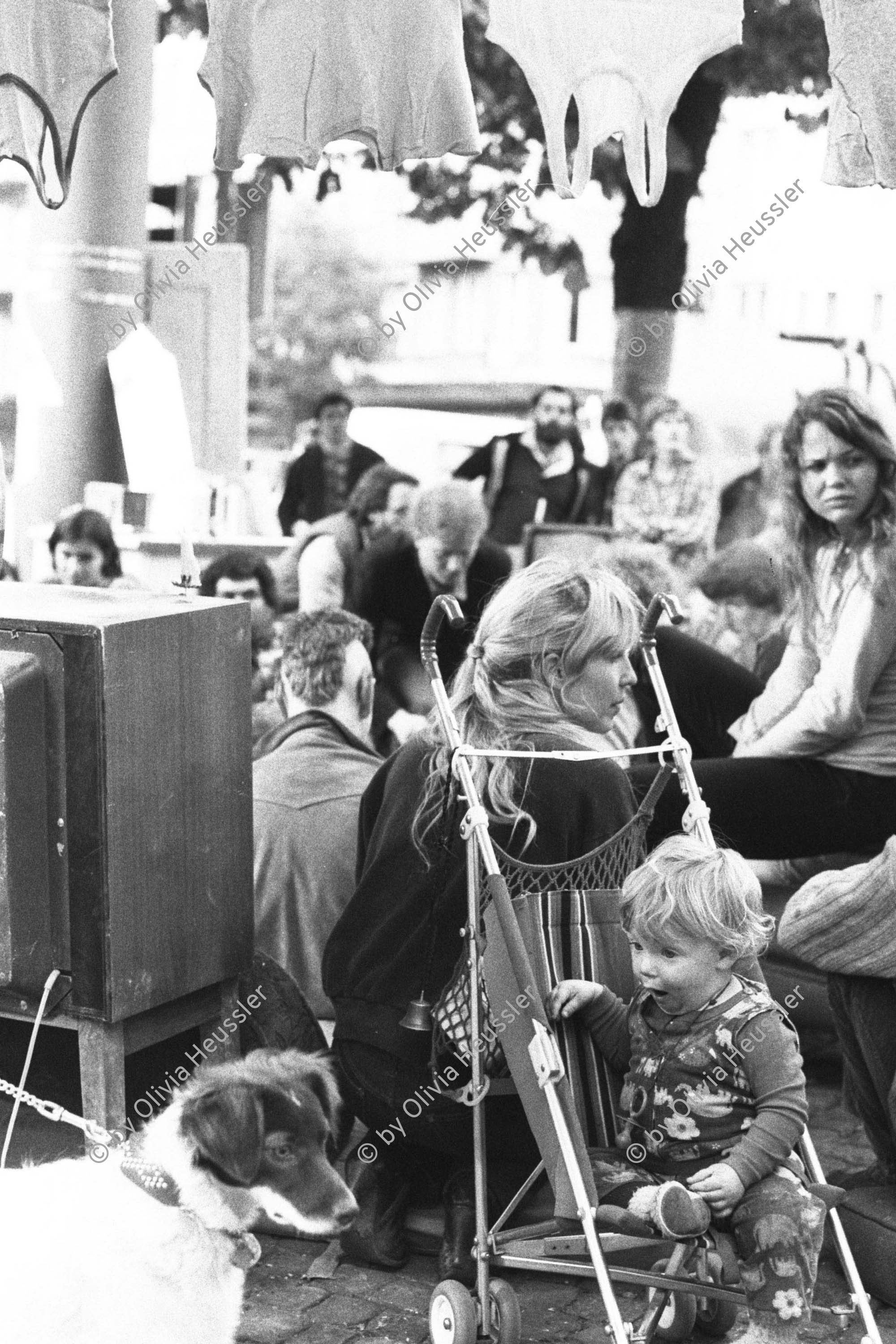 Image of sheet 19800471 photo 33: Wohnungsnot Demonstration am Zügel Tag. 01.10.1980  am Werdmühleplatz vor Städtische Zürich Liegenschaftsverwaltung. Zügeltag. Transparent. Wohnungsnot Spekulantenbrot
Jugendbewegung Bewegig AJZ Zürcher Jugendunruhen Demonstrationen 
Yout movement Zürich 1980 √
Mütter mit Kind in Kinderwagen.