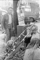 Image of sheet 19800471 photo 34: Mütter und Kinder während einer Performance gegen Wohnungsnot am Werdmühleplatz. Zürich 1980 Jugendbewegung Bewegig Zürcher Jugendunruhen Demonstrationen Protest Youth movement 1980
