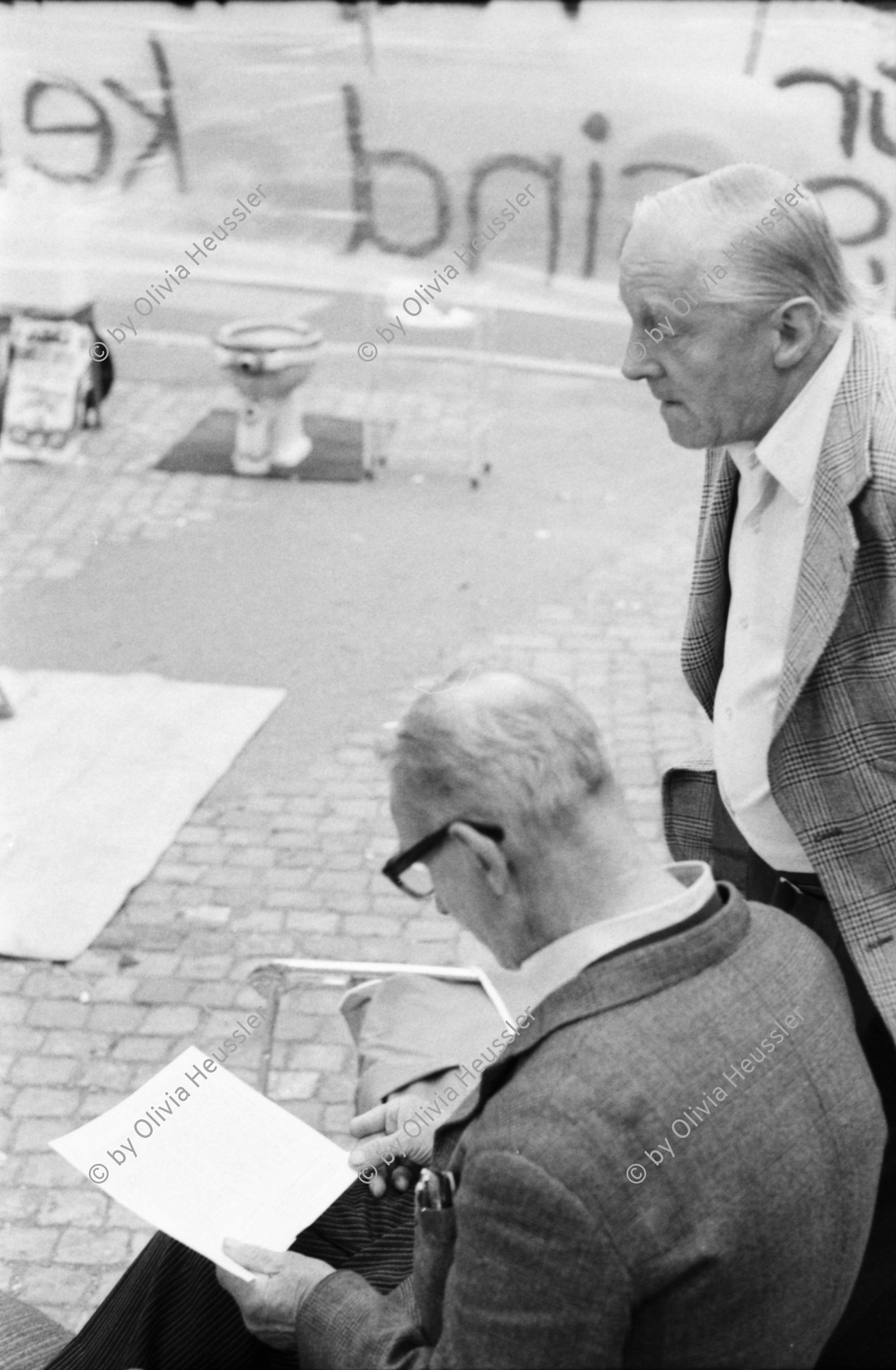 Image of sheet 19800471 photo 37: Männer lesen Flugblatt während einer Performance gegen Wohnungsnot am Werdmühleplatz. Zürich 1980

Jugendbewegung Bewegig Zürcher Jugendunruhen Demonstrationen Protest Youth movement 1980