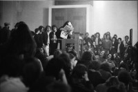 Image of sheet 19800472 photo 11: Um 20 Uhr am  1. Oktober 1980, läuft das Ultimatum ab, in dem die Zürcher Jugendbewegung den Stadtrat aufgefordert hat, das Autonome Jugendzentrum bedingungslos wieder zu öffnen. An einer VV in der Predigerkirche diskutieren rund 2000 Jugendliche, wie sie ihrer Forderung Nachdruck verleihen könnten. Die strittigen Punkte dieser nun schon seit Wochen dauernden Verhandlungsrunden sind nach wie vor die Notschlafstelle und die Öffnungszeiten. Die Jugendlichen beauftragten den Verein Pro AJZ nur weiterzuverhandeln, wenn zugesichert wird, dass das AJZ 24 Stunden geöffnet bleibt. 
Besetzung  und Vollversammlung durch Angehörige der Bewegung, der Prediger Kirche im Zürcher Niederdorf am 1. Oktober 1980 in der Zürcher Altstadt.
Flu Flu, Christine Renner, Marcel Müller im VW vor Polizei. VV vor Grossmünster auf der Terrasse. Drei Männer und Gaffer vor Graffitti auf Hauswand.
Jugendbewegung Bewegig AJZ Zürcher Jugendunruhen Demonstrationen