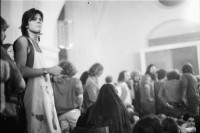 Image of sheet 19800472 photo 14: Um 20 Uhr am  1. Oktober 1980, läuft das Ultimatum ab, in dem die Zürcher Jugendbewegung den Stadtrat aufgefordert hat, das Autonome Jugendzentrum bedingungslos wieder zu öffnen. An einer VV in der Predigerkirche diskutieren rund 2000 Jugendliche, wie sie ihrer Forderung Nachdruck verleihen könnten. Die strittigen Punkte dieser nun schon seit Wochen dauernden Verhandlungsrunden sind nach wie vor die Notschlafstelle und die Öffnungszeiten. Die Jugendlichen beauftragten den Verein Pro AJZ nur weiterzuverhandeln, wenn zugesichert wird, dass das AJZ 24 Stunden geöffnet bleibt. 
Besetzung  und Vollversammlung durch Angehörige der Bewegung, der Prediger Kirche im Zürcher Niederdorf am 1. Oktober 1980 in der Zürcher Altstadt.
Flu Flu, Christine Renner, Marcel Müller im VW vor Polizei. VV vor Grossmünster auf der Terrasse. Drei Männer und Gaffer vor Graffitti auf Hauswand.
Jugendbewegung Bewegig AJZ Zürcher Jugendunruhen Demonstrationen