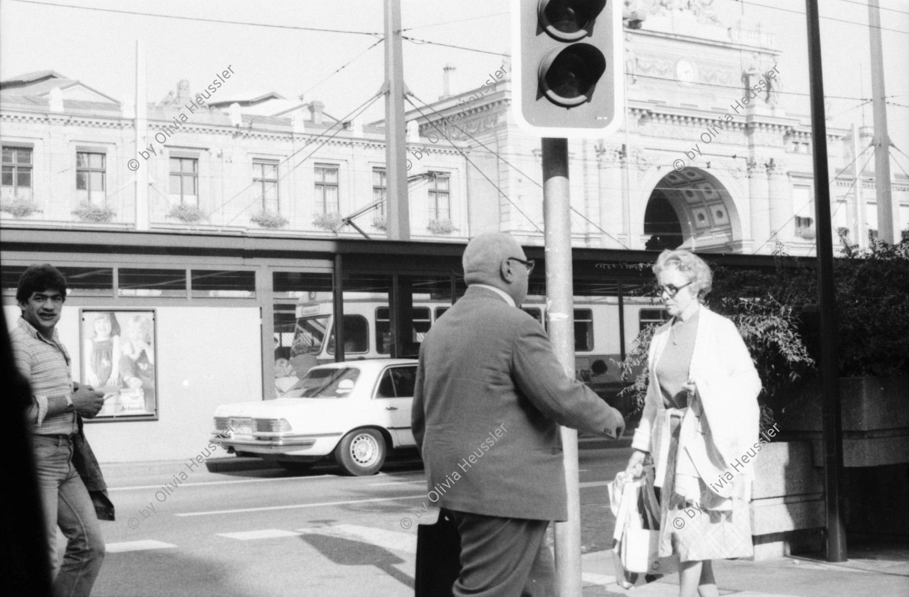 Image of sheet 19800472 photo 20: Um 20 Uhr am  1. Oktober 1980, läuft das Ultimatum ab, in dem die Zürcher Jugendbewegung den Stadtrat aufgefordert hat, das Autonome Jugendzentrum bedingungslos wieder zu öffnen. An einer VV in der Predigerkirche diskutieren rund 2000 Jugendliche, wie sie ihrer Forderung Nachdruck verleihen könnten. Die strittigen Punkte dieser nun schon seit Wochen dauernden Verhandlungsrunden sind nach wie vor die Notschlafstelle und die Öffnungszeiten. Die Jugendlichen beauftragten den Verein Pro AJZ nur weiterzuverhandeln, wenn zugesichert wird, dass das AJZ 24 Stunden geöffnet bleibt. 
Besetzung  und Vollversammlung durch Angehörige der Bewegung, der Prediger Kirche im Zürcher Niederdorf am 1. Oktober 1980 in der Zürcher Altstadt.
Flu Flu, Christine Renner, Marcel Müller im VW vor Polizei. VV vor Grossmünster auf der Terrasse. Drei Männer und Gaffer vor Graffitti auf Hauswand.
Jugendbewegung Bewegig AJZ Zürcher Jugendunruhen Demonstrationen