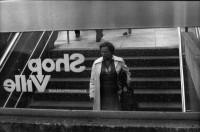 Image of sheet 19800472 photo 21: Um 20 Uhr am  1. Oktober 1980, läuft das Ultimatum ab, in dem die Zürcher Jugendbewegung den Stadtrat aufgefordert hat, das Autonome Jugendzentrum bedingungslos wieder zu öffnen. An einer VV in der Predigerkirche diskutieren rund 2000 Jugendliche, wie sie ihrer Forderung Nachdruck verleihen könnten. Die strittigen Punkte dieser nun schon seit Wochen dauernden Verhandlungsrunden sind nach wie vor die Notschlafstelle und die Öffnungszeiten. Die Jugendlichen beauftragten den Verein Pro AJZ nur weiterzuverhandeln, wenn zugesichert wird, dass das AJZ 24 Stunden geöffnet bleibt. 
Besetzung  und Vollversammlung durch Angehörige der Bewegung, der Prediger Kirche im Zürcher Niederdorf am 1. Oktober 1980 in der Zürcher Altstadt.
Flu Flu, Christine Renner, Marcel Müller im VW vor Polizei. VV vor Grossmünster auf der Terrasse. Drei Männer und Gaffer vor Graffitti auf Hauswand.
Jugendbewegung Bewegig AJZ Zürcher Jugendunruhen Demonstrationen