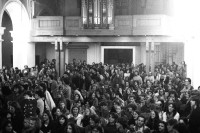 Image of sheet 19800472 photo 4: Besetzung und Vollversammlung durch Anghörige der Bewegung der Prediger Kirche im Zürcher Niederdorf. Altstadt. 
Jugendbewegung Bewegig AJZ Zürcher Jugendunruhen Demonstrationen 
Youth movement Zürich 1980 √