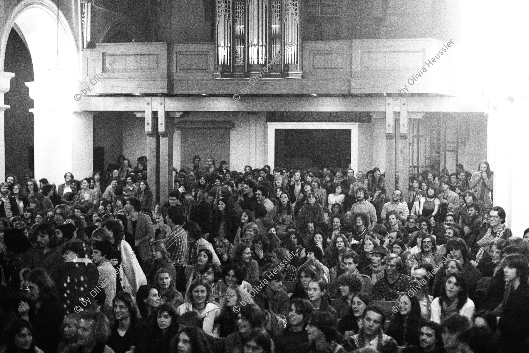 Image of sheet 19800472 photo 4: Besetzung und Vollversammlung durch Anghörige der Bewegung der Prediger Kirche im Zürcher Niederdorf. Altstadt. 
Jugendbewegung Bewegig AJZ Zürcher Jugendunruhen Demonstrationen 
Youth movement Zürich 1980 √