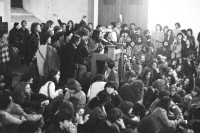 Image of sheet 19800472 photo 5: Besetzung und Vollversammlung durch Anghörige der Bewegung der Prediger Kirche im Zürcher Niederdorf. Altstadt. 
Jugendbewegung Bewegig AJZ Zürcher Jugendunruhen Demonstrationen 
Youth movement Zürich 1980 √