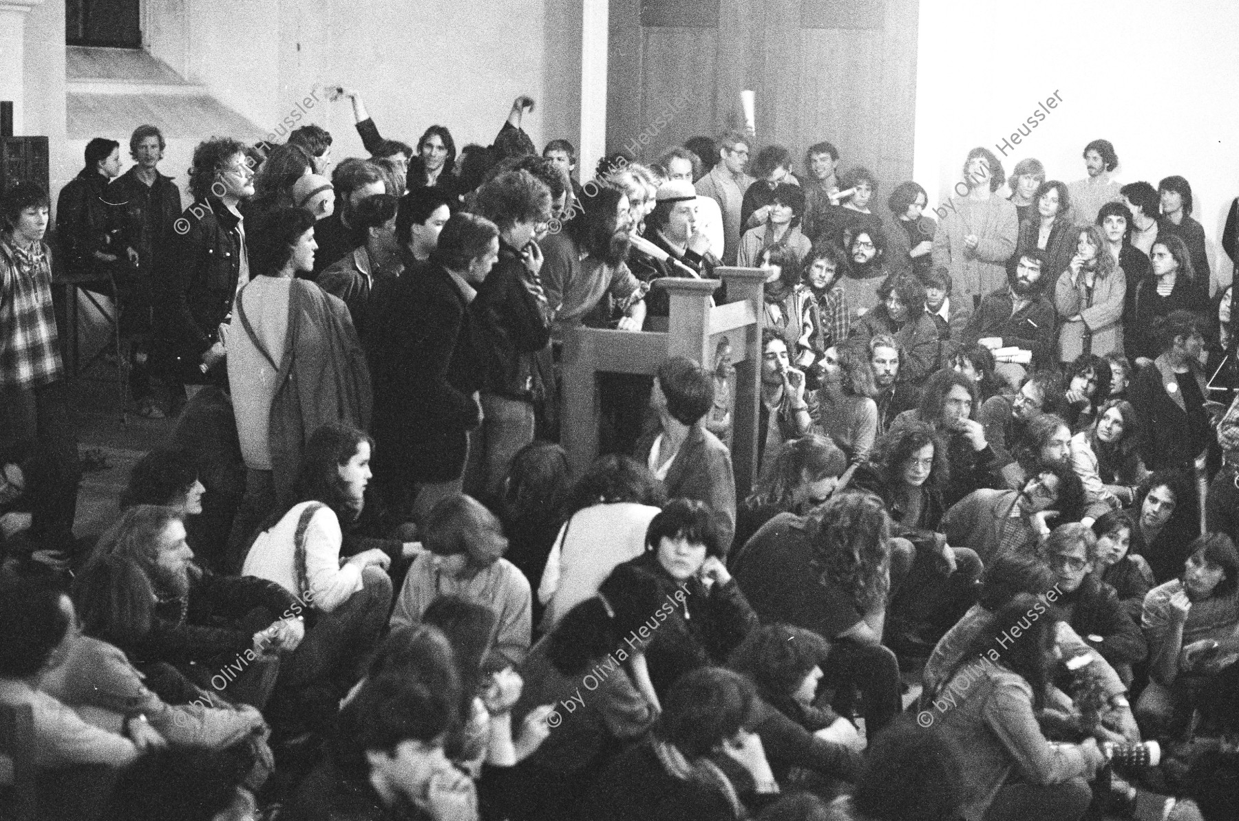 Image of sheet 19800472 photo 5: Besetzung und Vollversammlung durch Anghörige der Bewegung der Prediger Kirche im Zürcher Niederdorf. Altstadt. 
Jugendbewegung Bewegig AJZ Zürcher Jugendunruhen Demonstrationen 
Youth movement Zürich 1980 √