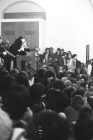 Image of sheet 19800472 photo 7: Besetzung  und Vollversammlung durch Anghörige der Bewegung der Prediger Kirche im Zürcher Niederdorf. Altstadt. 
Jugendbewegung Bewegig AJZ Zürcher Jugendunruhen Demonstrationen 
Youth movement Zürich 1980 √