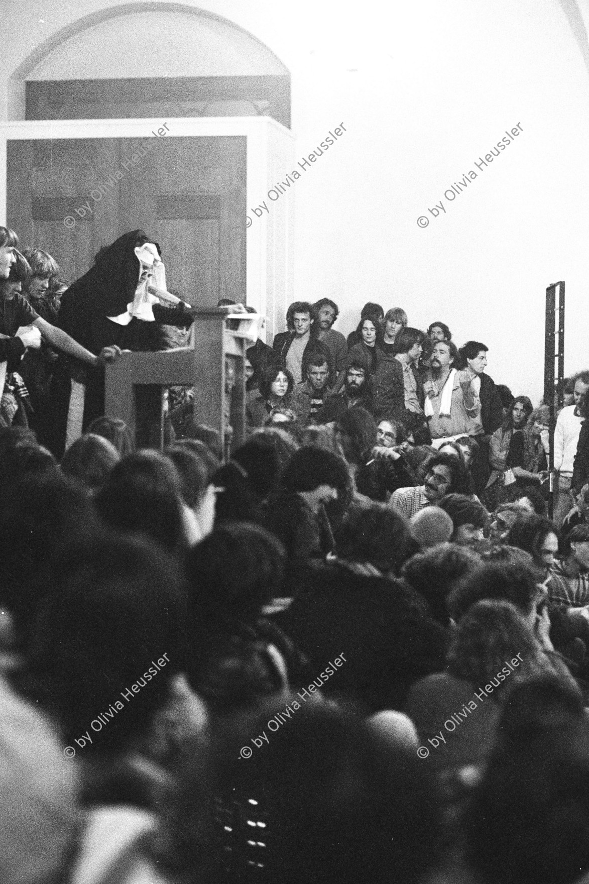 Image of sheet 19800472 photo 7: Besetzung  und Vollversammlung durch Anghörige der Bewegung der Prediger Kirche im Zürcher Niederdorf. Altstadt. 
Jugendbewegung Bewegig AJZ Zürcher Jugendunruhen Demonstrationen 
Youth movement Zürich 1980 √