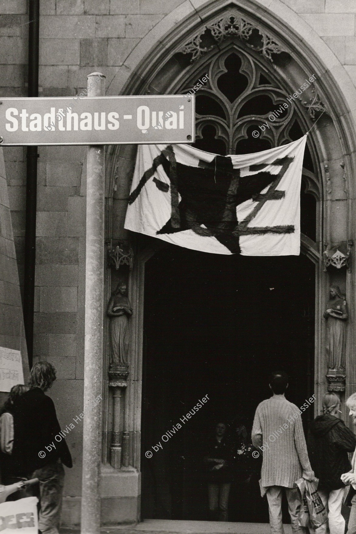 Image of sheet 19800481 photo 19: Besetzung Fraumuensterkirche, Zuerich 1980.
Transparent 'AJZ'.
Zürich  Jugendbewegung Bewegig AJZ Zürcher Jugendunruhen Demonstrationen 
Youth movement
Exhibition: Zurich, The Eighties Photobastei Zürich 2020