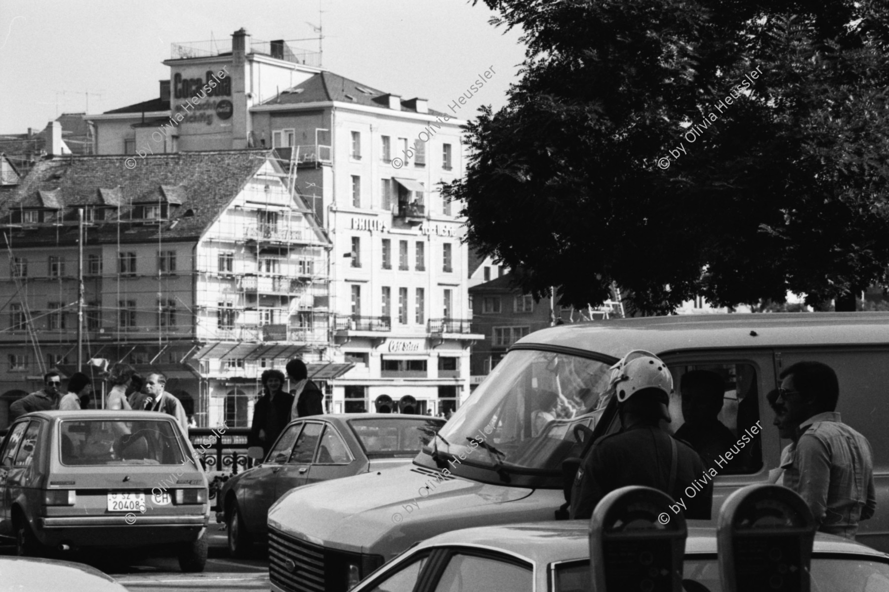 Image of sheet 19800482 photo 1: Die Fraumünsterkirche wird von Bewegten besetzt und darauf von der Polizei geräumt. Die bürgerlichen Parteien nehmen die militanten Aktionen vom ersten Oktoberwochenende zum Anlass, den Abbruch der Verhandlungen zu verlangen. Im Zusammenhang mit den Zürcher Unruhen sind von der Bezirksanwaltschaft Zürich in der Zeit vom 30. Mai bis 5. Oktober rund 440 Personen in Strafuntersuchungen einbezogen worden. Die BAZ (Bezirksanwaltschaft Zürich) rechnet mit weiteren 100 Verfahren, die sich gegenwärtig im Stadium polizeilicher Ermittlungen befinden. Hinzu kommen 550 Anzeigen gegen unbekannte Täter. Zu diesen rund 1100 Strafverfahren sind über 100 Untersuchungen hinzu zuzählen, welche die Jugendanwaltschaft eingeleitet hat. 

Für ein AJZ. Polizei Präsenz. Zivile reissen Transparente runter.
Jugendbewegung Bewegig AJZ Zürcher Jugendunruhen Demonstrationen √