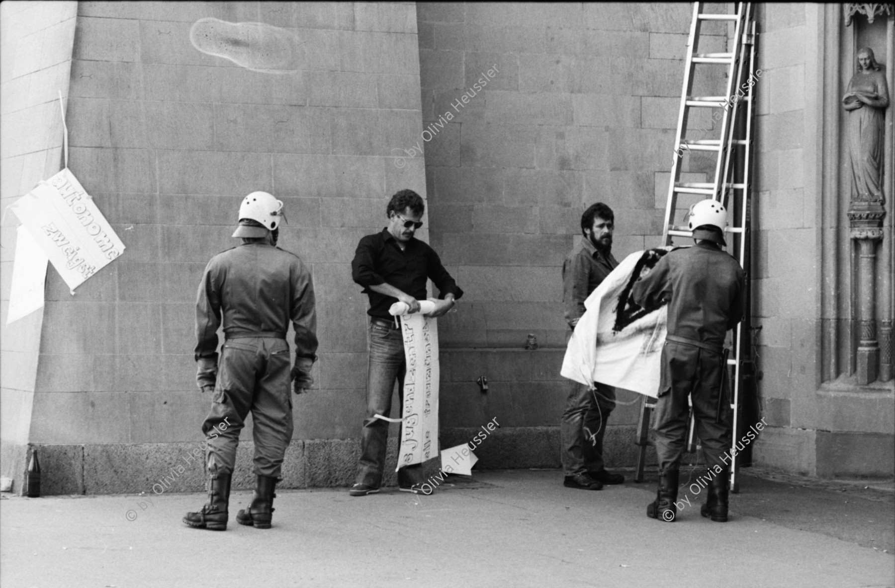 Image of sheet 19800482 photo 15: Die Fraumünsterkirche wird von Bewegten besetzt und darauf von der Polizei geräumt. Die bürgerlichen Parteien nehmen die militanten Aktionen vom ersten Oktoberwochenende zum Anlass, den Abbruch der Verhandlungen zu verlangen. Im Zusammenhang mit den Zürcher Unruhen sind von der Bezirksanwaltschaft Zürich in der Zeit vom 30. Mai bis 5. Oktober rund 440 Personen in Strafuntersuchungen einbezogen worden. Die BAZ (Bezirksanwaltschaft Zürich) rechnet mit weiteren 100 Verfahren, die sich gegenwärtig im Stadium polizeilicher Ermittlungen befinden. Hinzu kommen 550 Anzeigen gegen unbekannte Täter. Zu diesen rund 1100 Strafverfahren sind über 100 Untersuchungen hinzu zuzählen, welche die Jugendanwaltschaft eingeleitet hat. 

Für ein AJZ. Polizei Präsenz. Zivile reissen Transparente runter.
Jugendbewegung Bewegig AJZ Zürcher Jugendunruhen Demonstrationen