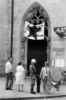 Image of sheet 19800482 photo 2: Die bürgerlichen Parteien nehmen die militanten Aktionen vom ersten Oktoberwochenende zum Anlass, den Abbruch der Verhandlungen zu verlangen. Im Zusammenhang mit den Zürcher Unruhen sind von der Bezirksanwaltschaft Zürich in der Zeit vom 30. Mai bis 5. Oktober rund 440 Personen in Strafuntersuchungen einbezogen worden. Die BAZ (Bezirksanwaltschaft Zürich) rechnet mit weiteren 100 Verfahren, die sich gegenwärtig im Stadium polizeilicher Ermittlungen befinden. Hinzu kommen 550 Anzeigen gegen unbekannte Täter. Zu diesen rund 1100 Strafverfahren sind über 100 Untersuchungen hinzu zuzählen, welche die Jugendanwaltschaft eingeleitet hat. Für ein AJZ. Polizei Präsenz. Zivile reissen Transparente runter. Jugendbewegung Bewegig AJZ Zürcher Jugendunruhen Demonstrationen 
From: Zürich Sommer 1980