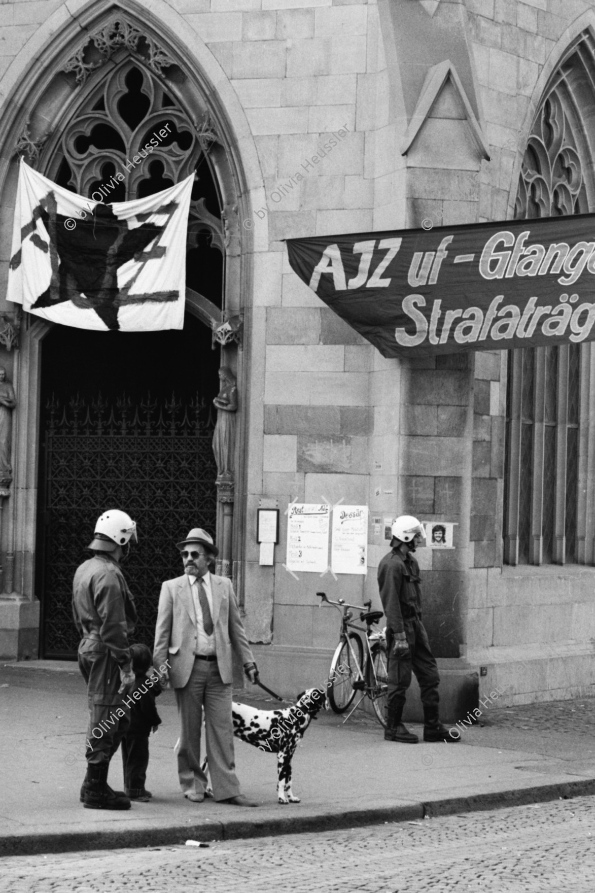 Image of sheet 19800482 photo 3: Die Fraumünsterkirche wird von Bewegten besetzt und darauf von der Polizei geräumt. Die bürgerlichen Parteien nehmen die militanten Aktionen vom ersten Oktoberwochenende zum Anlass, den Abbruch der Verhandlungen zu verlangen. Im Zusammenhang mit den Zürcher Unruhen sind von der Bezirksanwaltschaft Zürich in der Zeit vom 30. Mai bis 5. Oktober rund 440 Personen in Strafuntersuchungen einbezogen worden. Die BAZ (Bezirksanwaltschaft Zürich) rechnet mit weiteren 100 Verfahren, die sich gegenwärtig im Stadium polizeilicher Ermittlungen befinden. Hinzu kommen 550 Anzeigen gegen unbekannte Täter. Zu diesen rund 1100 Strafverfahren sind über 100 Untersuchungen hinzu zuzählen, welche die Jugendanwaltschaft eingeleitet hat. 

Für ein AJZ. Polizei Präsenz. Zivile reissen Transparente runter.
Jugendbewegung Bewegig AJZ Zürcher Jugendunruhen Demonstrationen √