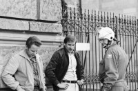 Image of sheet 19800482 photo 5: Die Fraumünsterkirche wird von Bewegten besetzt und darauf von der Polizei geräumt. Die bürgerlichen Parteien nehmen die militanten Aktionen vom ersten Oktoberwochenende zum Anlass, den Abbruch der Verhandlungen zu verlangen. Im Zusammenhang mit den Zürcher Unruhen sind von der Bezirksanwaltschaft Zürich in der Zeit vom 30. Mai bis 5. Oktober rund 440 Personen in Strafuntersuchungen einbezogen worden. Die BAZ (Bezirksanwaltschaft Zürich) rechnet mit weiteren 100 Verfahren, die sich gegenwärtig im Stadium polizeilicher Ermittlungen befinden. Hinzu kommen 550 Anzeigen gegen unbekannte Täter. Zu diesen rund 1100 Strafverfahren sind über 100 Untersuchungen hinzu zuzählen, welche die Jugendanwaltschaft eingeleitet hat. 

Für ein AJZ. Polizei Präsenz. Zivile reissen Transparente runter.
Jugendbewegung Bewegig AJZ Zürcher Jugendunruhen Demonstrationen