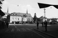 Image of sheet 19800482 photo 6: Die Fraumünsterkirche wird von Bewegten besetzt und darauf von der Polizei geräumt. Die bürgerlichen Parteien nehmen die militanten Aktionen vom ersten Oktoberwochenende zum Anlass, den Abbruch der Verhandlungen zu verlangen. Im Zusammenhang mit den Zürcher Unruhen sind von der Bezirksanwaltschaft Zürich in der Zeit vom 30. Mai bis 5. Oktober rund 440 Personen in Strafuntersuchungen einbezogen worden. Die BAZ (Bezirksanwaltschaft Zürich) rechnet mit weiteren 100 Verfahren, die sich gegenwärtig im Stadium polizeilicher Ermittlungen befinden. Hinzu kommen 550 Anzeigen gegen unbekannte Täter. Zu diesen rund 1100 Strafverfahren sind über 100 Untersuchungen hinzu zuzählen, welche die Jugendanwaltschaft eingeleitet hat. 

Für ein AJZ. Polizei Präsenz. Zivile reissen Transparente runter.
Jugendbewegung Bewegig AJZ Zürcher Jugendunruhen Demonstrationen √