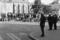 Image of sheet 19800482 photo 7: Die Fraumünsterkirche wird von Bewegten besetzt und darauf von der Polizei geräumt. Die bürgerlichen Parteien nehmen die militanten Aktionen vom ersten Oktoberwochenende zum Anlass, den Abbruch der Verhandlungen zu verlangen. Im Zusammenhang mit den Zürcher Unruhen sind von der Bezirksanwaltschaft Zürich in der Zeit vom 30. Mai bis 5. Oktober rund 440 Personen in Strafuntersuchungen einbezogen worden. Die BAZ (Bezirksanwaltschaft Zürich) rechnet mit weiteren 100 Verfahren, die sich gegenwärtig im Stadium polizeilicher Ermittlungen befinden. Hinzu kommen 550 Anzeigen gegen unbekannte Täter. Zu diesen rund 1100 Strafverfahren sind über 100 Untersuchungen hinzu zuzählen, welche die Jugendanwaltschaft eingeleitet hat. 

Für ein AJZ. Polizei Präsenz. Zivile reissen Transparente runter.
Jugendbewegung Bewegig AJZ Zürcher Jugendunruhen Demonstrationen √