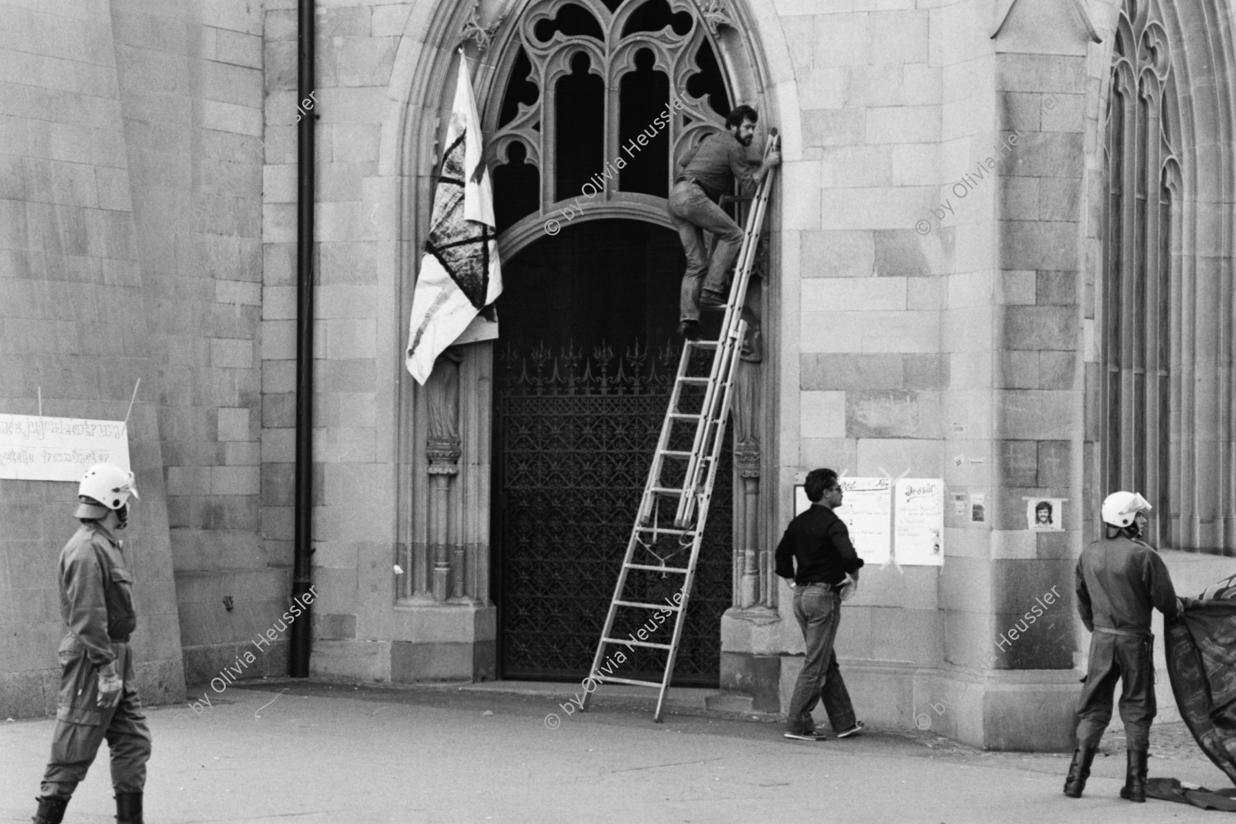 Image of sheet 19800482 photo 8: Die Fraumünsterkirche wird von Bewegten besetzt und darauf von der Polizei geräumt. Die bürgerlichen Parteien nehmen die militanten Aktionen vom ersten Oktoberwochenende zum Anlass, den Abbruch der Verhandlungen zu verlangen. Im Zusammenhang mit den Zürcher Unruhen sind von der Bezirksanwaltschaft Zürich in der Zeit vom 30. Mai bis 5. Oktober rund 440 Personen in Strafuntersuchungen einbezogen worden. Die BAZ (Bezirksanwaltschaft Zürich) rechnet mit weiteren 100 Verfahren, die sich gegenwärtig im Stadium polizeilicher Ermittlungen befinden. Hinzu kommen 550 Anzeigen gegen unbekannte Täter. Zu diesen rund 1100 Strafverfahren sind über 100 Untersuchungen hinzu zuzählen, welche die Jugendanwaltschaft eingeleitet hat. 

Für ein AJZ. Polizei Präsenz. Zivile reissen Transparente runter.
Jugendbewegung Bewegig AJZ Zürcher Jugendunruhen Demonstrationen Youth movement √