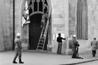 Image of sheet 19800482 photo 9: Die Fraumünsterkirche wird von Bewegten besetzt und darauf von der Polizei geräumt. Die bürgerlichen Parteien nehmen die militanten Aktionen vom ersten Oktoberwochenende zum Anlass, den Abbruch der Verhandlungen zu verlangen. Im Zusammenhang mit den Zürcher Unruhen sind von der Bezirksanwaltschaft Zürich in der Zeit vom 30. Mai bis 5. Oktober rund 440 Personen in Strafuntersuchungen einbezogen worden. Die BAZ (Bezirksanwaltschaft Zürich) rechnet mit weiteren 100 Verfahren, die sich gegenwärtig im Stadium polizeilicher Ermittlungen befinden. Hinzu kommen 550 Anzeigen gegen unbekannte Täter. Zu diesen rund 1100 Strafverfahren sind über 100 Untersuchungen hinzu zuzählen, welche die Jugendanwaltschaft eingeleitet hat. 

Für ein AJZ. Polizei Präsenz. Zivile reissen Transparente runter.
Jugendbewegung Bewegig AJZ Zürcher Jugendunruhen Demonstrationen
Zürich 1980 Youth movement √