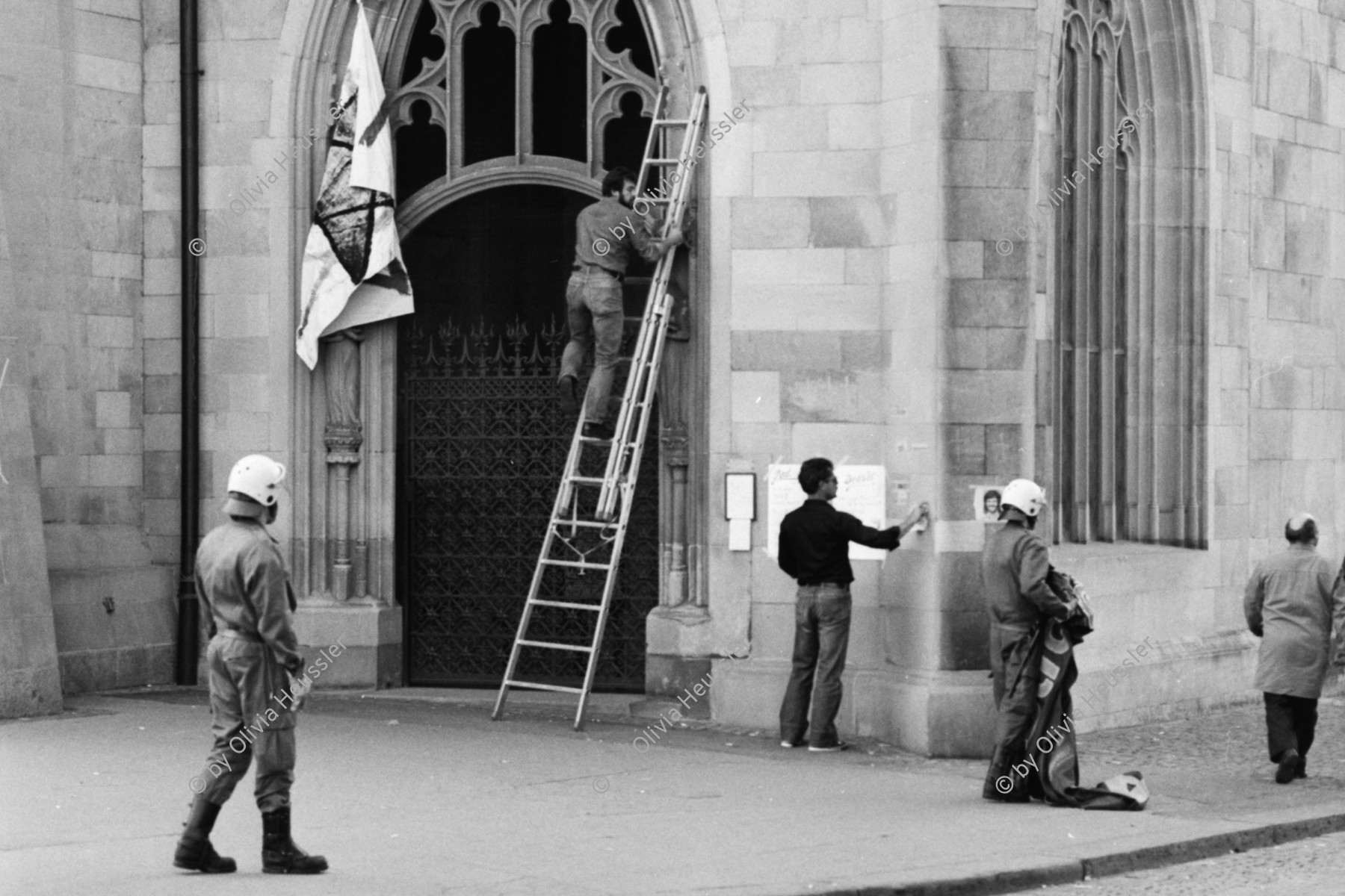 Image of sheet 19800482 photo 9: Die Fraumünsterkirche wird von Bewegten besetzt und darauf von der Polizei geräumt. Die bürgerlichen Parteien nehmen die militanten Aktionen vom ersten Oktoberwochenende zum Anlass, den Abbruch der Verhandlungen zu verlangen. Im Zusammenhang mit den Zürcher Unruhen sind von der Bezirksanwaltschaft Zürich in der Zeit vom 30. Mai bis 5. Oktober rund 440 Personen in Strafuntersuchungen einbezogen worden. Die BAZ (Bezirksanwaltschaft Zürich) rechnet mit weiteren 100 Verfahren, die sich gegenwärtig im Stadium polizeilicher Ermittlungen befinden. Hinzu kommen 550 Anzeigen gegen unbekannte Täter. Zu diesen rund 1100 Strafverfahren sind über 100 Untersuchungen hinzu zuzählen, welche die Jugendanwaltschaft eingeleitet hat. 

Für ein AJZ. Polizei Präsenz. Zivile reissen Transparente runter.
Jugendbewegung Bewegig AJZ Zürcher Jugendunruhen Demonstrationen
Zürich 1980 Youth movement √