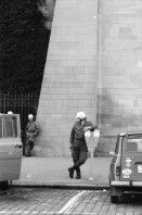 Image of sheet 19800483 photo 2: Polizei Beamte vor der Fraumuensterkirche, Zuerich 1980.