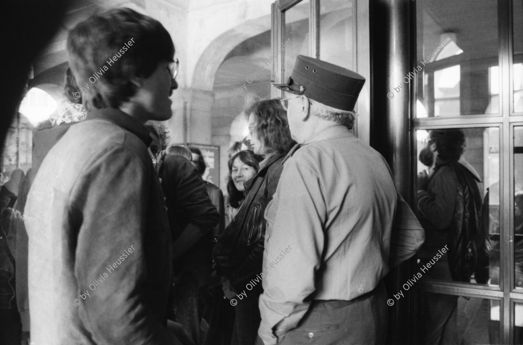 Image of sheet 19800483 photo 3: Jugendliche und Securitas vor dem Helmhaus, Zuerich 1980.