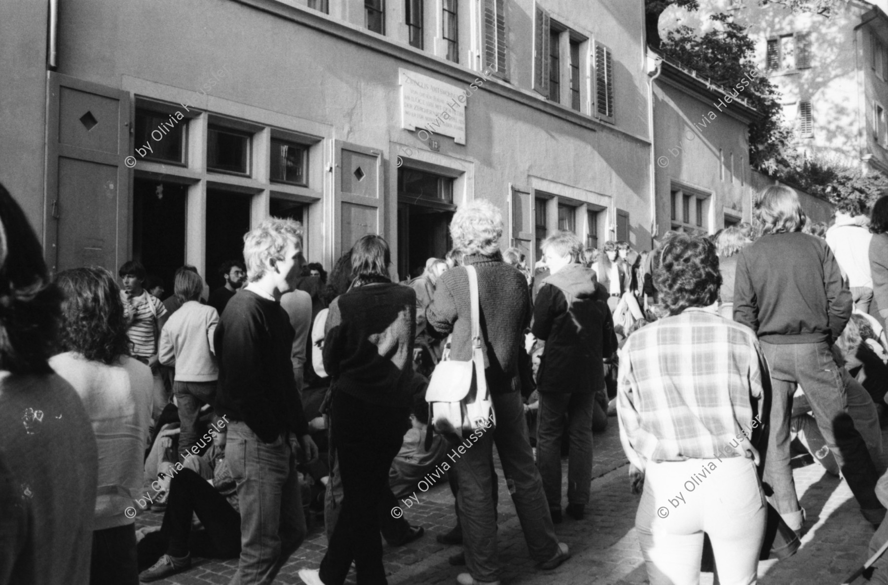 Image of sheet 19800483 photo 4: Jugendliche an der Kuenstlergasse im Niederdorf, Zuerich 1980.