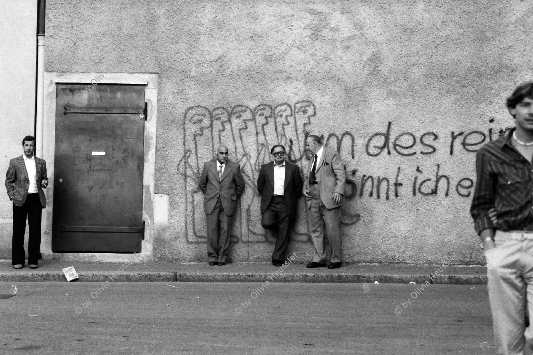 Image of sheet 19800483 photo 6: Drei Maenner vor Graffiti, Zuerich 1980.